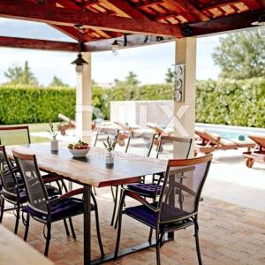 ISTRA, VIŠNJAN - Rustikalna kuća s garažom i bazenom