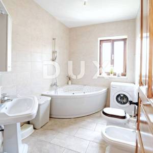 ISTRA, VIŠNJAN - Rustikalna kuća s garažom i bazenom