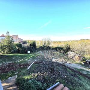 ISTRA, VRSAR (okolica) - 2SS+DB stan na traženoj i mirnoj lokaciji s vrtom i privatnim parkingom