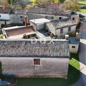 ISTRA, ŽMINJ - Tradicionalna kamena kuća s dvorištem i pomoćnim objektima