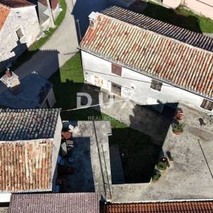 ISTRA, ŽMINJ - Tradicionalna kamena kuća s dvorištem i pomoćnim objektima