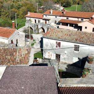 ISTRA, ŽMINJ - Tradicionalna kamena kuća s dvorištem i pomoćnim objektima