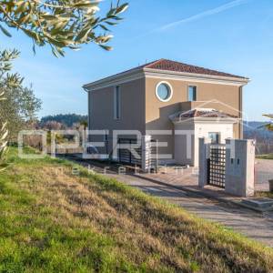 Izvanredna Samostojeća Vila s Panoramskim Pogledom na More i Vinograde