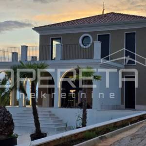 Izvanredna Samostojeća Vila s Panoramskim Pogledom na More i Vinograde