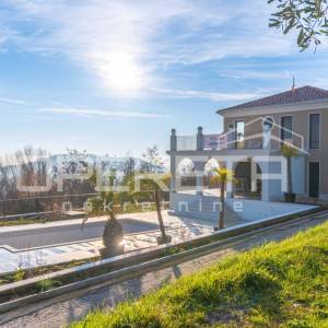 Izvanredna Samostojeća Vila s Panoramskim Pogledom na More i Vinograde