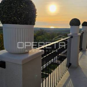 Izvanredna Samostojeća Vila s Panoramskim Pogledom na More i Vinograde