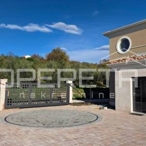 Izvanredna Samostojeća Vila s Panoramskim Pogledom na More i Vinograde