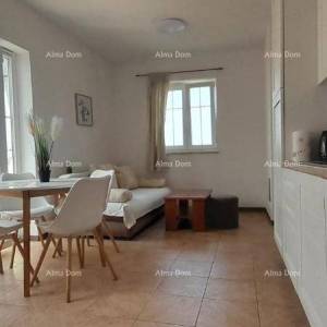 Izvrsna prilika! Ekskluzivna prodaja stana na top lokaciji s okućnicom i parkinim mjestom. Pogled na more! Pošesi, Medulin!!...