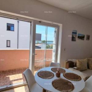 Izvrsna prilika! Ekskluzivna prodaja stana na top lokaciji s okućnicom i parkinim mjestom. Pogled na more! Pošesi, Medulin!!...