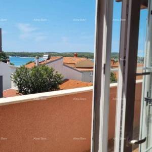 Izvrsna prilika! Ekskluzivna prodaja stana na top lokaciji s okućnicom i parkinim mjestom. Pogled na more! Pošesi, Medulin!!...