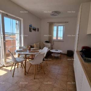 Izvrsna prilika! Ekskluzivna prodaja stana na top lokaciji s okućnicom i parkinim mjestom. Pogled na more! Pošesi, Medulin!!...