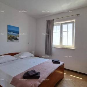 Izvrsna prilika! Ekskluzivna prodaja stana na top lokaciji s okućnicom i parkinim mjestom. Pogled na more! Pošesi, Medulin!!...