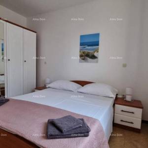 Izvrsna prilika! Ekskluzivna prodaja stana na top lokaciji s okućnicom i parkinim mjestom. Pogled na more! Pošesi, Medulin!!...