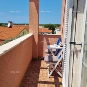 Izvrsna prilika! Ekskluzivna prodaja stana na top lokaciji s okućnicom i parkinim mjestom. Pogled na more! Pošesi, Medulin!!...