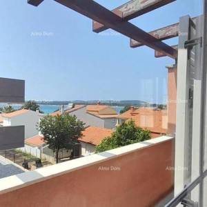 Izvrsna prilika! Ekskluzivna prodaja stana na top lokaciji s okućnicom i parkinim mjestom. Pogled na more! Pošesi, Medulin!!...