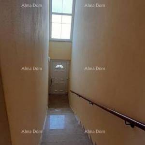 Izvrsna prilika! Ekskluzivna prodaja stana na top lokaciji s okućnicom i parkinim mjestom. Pogled na more! Pošesi, Medulin!!...