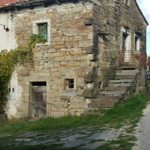 Izvrsna prilika! Kamena kuća za obnovu s velikom okućnicom, blizina Buzeta!