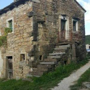 Izvrsna prilika! Kamena kuća za obnovu s velikom okućnicom, blizina Buzeta!