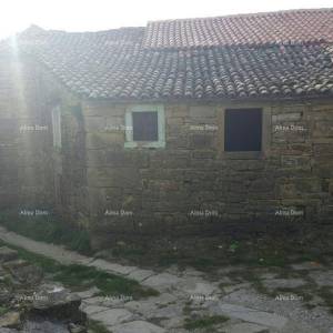 Izvrsna prilika! Kamena kuća za obnovu s velikom okućnicom, blizina Buzeta!