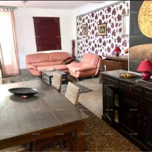 Jedinstvena prilika! Stan u centru Buzeta – stambeno-poslovni potencijal