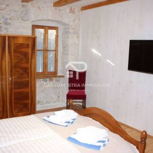 Kamena kuća 105m2 nedaleko Poreča s hidromasažnim bazenom