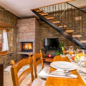 Kamena kuća sa bazenom i panoramskim pogledom. Blizina Livada.