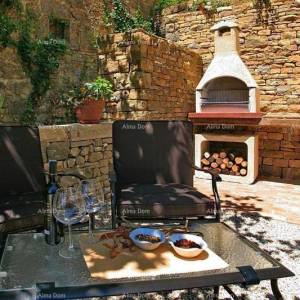 Kamena kuća sa bazenom i panoramskim pogledom. Blizina Livada.