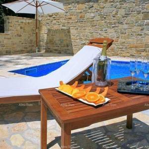 Kamena kuća sa bazenom i panoramskim pogledom. Blizina Livada.