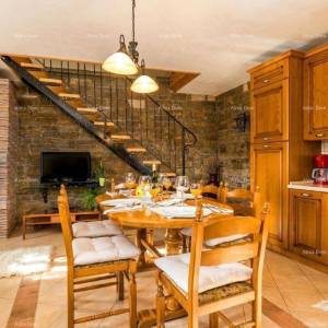 Kamena kuća sa bazenom i panoramskim pogledom. Blizina Livada.