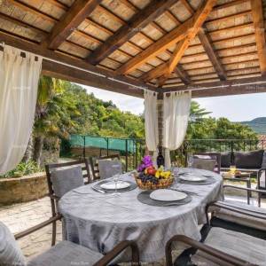 Kamena kuća sa bazenom i panoramskim pogledom. Blizina Livada.