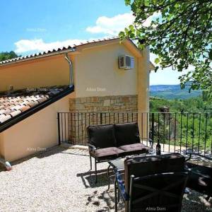 Kamena kuća sa bazenom i panoramskim pogledom. Blizina Livada.