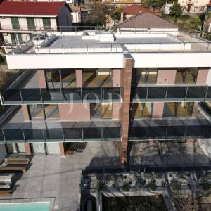 Kantrida - Luksuzan stan s privatnom okućnicom