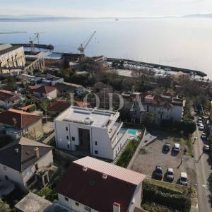 Kantrida - Luksuzan stan s privatnom okućnicom