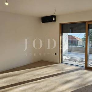 Kantrida - Luksuzan stan s privatnom okućnicom