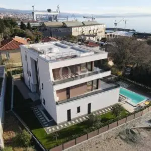 Kantrida - Luksuzan stan s privatnom okućnicom