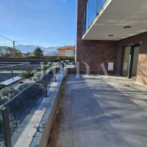 Kantrida - Luksuzan stan s privatnom okućnicom