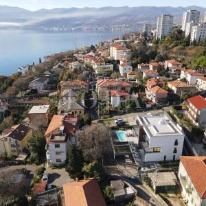 Kantrida - Luksuzan stan s privatnom okućnicom