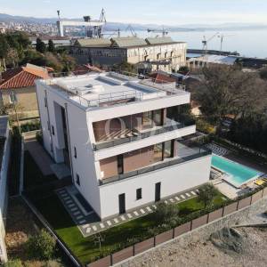 Kantrida, luksuzni penthouse s panoramskom terasom i tri garažna mjesta