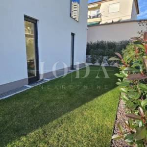 Kantrida - Moderan trosobni stan s dva garažna mjesta