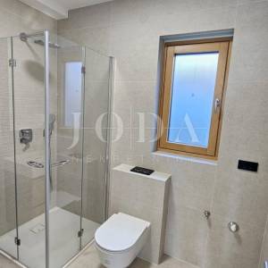 Kantrida - Moderan trosobni stan s dva garažna mjesta