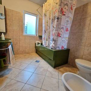 KASTAV - samostojeća kuća s tri stana