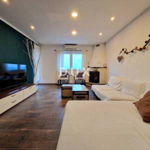 KASTAV - samostojeća kuća s tri stana