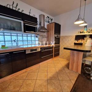 KASTAV - samostojeća kuća s tri stana