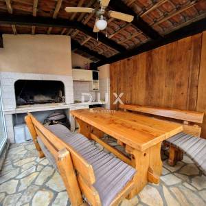 KASTAV - samostojeća kuća s tri stana