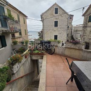 Kaštel Kambelovac, kamena kuća 50m od mora, prodaja