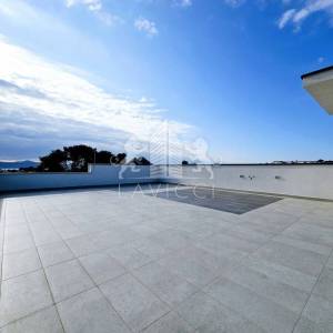 Komforan trosobni stan s krovnom terasom - Zadar, Petrići