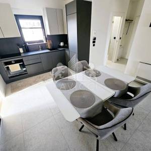 Komforan trosobni stan s krovnom terasom - Zadar, Petrići