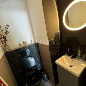 Kostrena - prostrana katnica s garažom i uređenim dvorištem