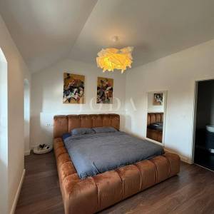 Kostrena - prostrana katnica s garažom i uređenim dvorištem