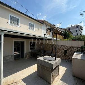 Kostrena - prostrana katnica s garažom i uređenim dvorištem